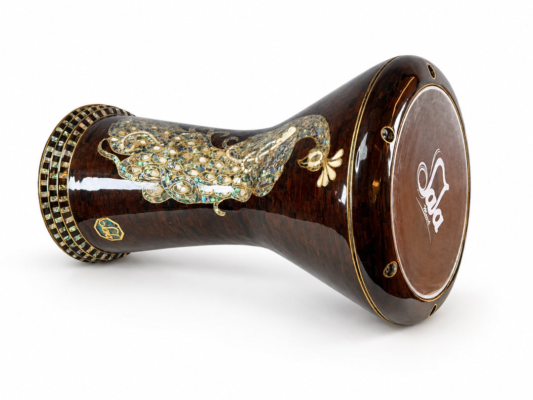 Sala Amber Peacock Sombaty darbuka na boku, przedstawiająca naciąg perkusyjny marki Sala i motyw jasnego pawia na ciemnobursztynowo-brązowym tle mozaiki.