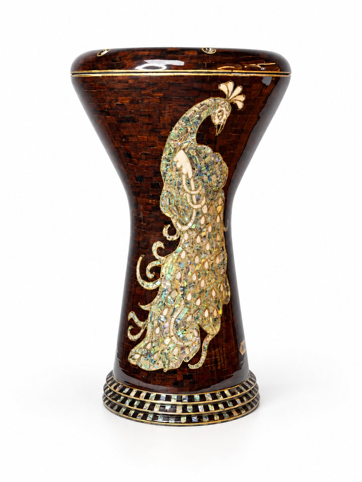Sala Amber Peacock Sombaty darbuka stojąca, przedstawiająca motyw bladego pawia na ciemnobursztynowo-brązowym tle mozaiki.