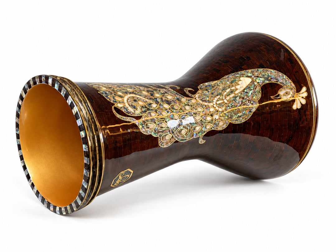 Sala Amber Peacock Sombaty darbuka na boku, przedstawiająca otwartą podstawę i motyw jasnego pawia na ciemnobursztynowo-brązowym tle mozaiki.