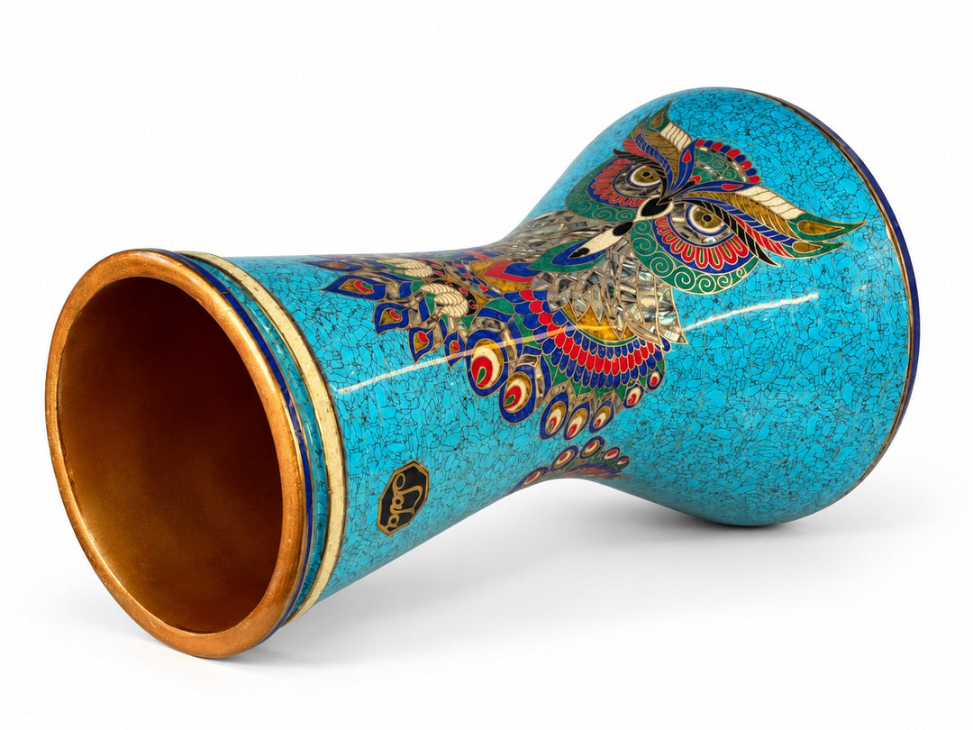 Sala Azure Owl Sombaty darbuka på siden, som viser den åpne basen og et fargerikt uglemotiv på turkis mosaikk med dypblå kanter.