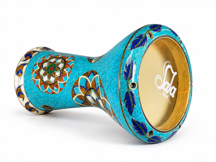 Sala Turquoise Lotus Sombaty darbuka na boku, przedstawiająca naciąg perkusyjny marki Sala oraz turkusową mozaikę i warstwowe medaliony z kwiatami.