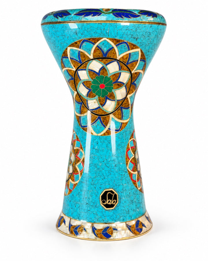 Sala Turquoise Lotus Sombaty darbuka stojąca w pozycji pionowej, przedstawiająca mozaikę w kolorze turkusowym i warstwowe medaliony kwiatowe.