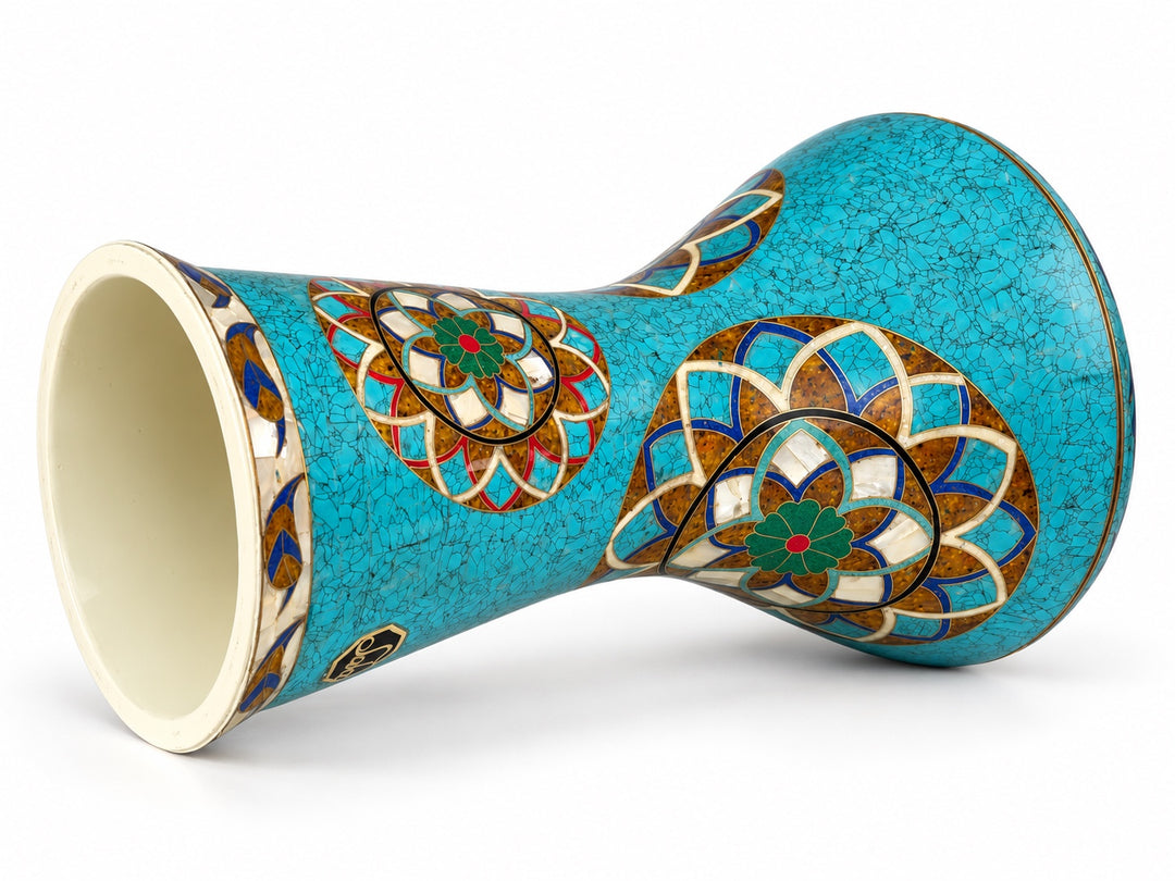 Sala Turquoise Lotus Sombaty darbuka na boku, przedstawiająca otwartą podstawę oraz mozaikę w kolorze turkusowym i warstwowe medaliony kwiatowe.